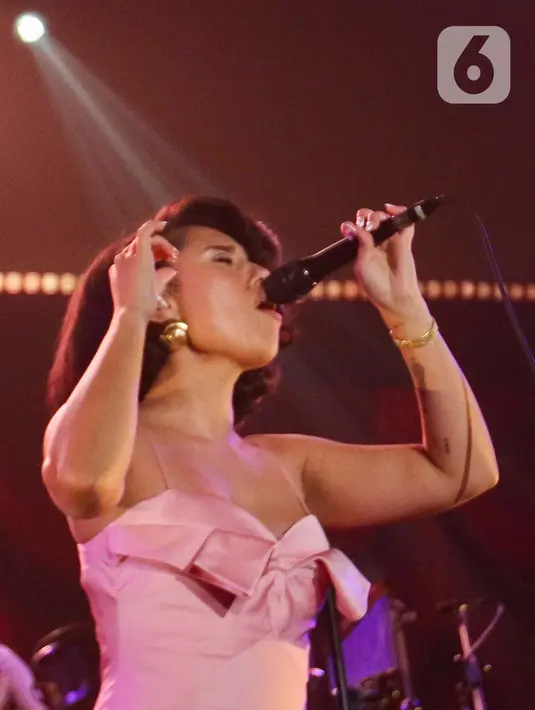 Penyanyi dengan nama lengkap Rachel Agatha Keen ini berhasil menghipnotis penonton dengan vokal soulful dan energi yang luar biasa. (Liputan6.com/Herman Zakharia)