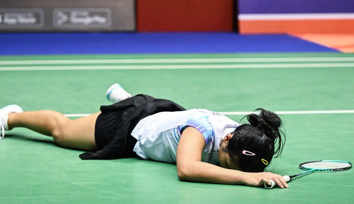 Reaksi kecewa pebulu tangkis tunggal putri Indonesia, Gregoria Mariska Tunjung saat kalah dari pebulu tangkis tunggal putri Jepang, Akane Yamaguchi pada laga semifinal Hong Kong Open 2023 di Hong Kong Coliseum, Sabtu (17/9/2023). Jorji kalah dengan skor 17-21,25-23, dan 18-21. (AFP/Peter Parks)
