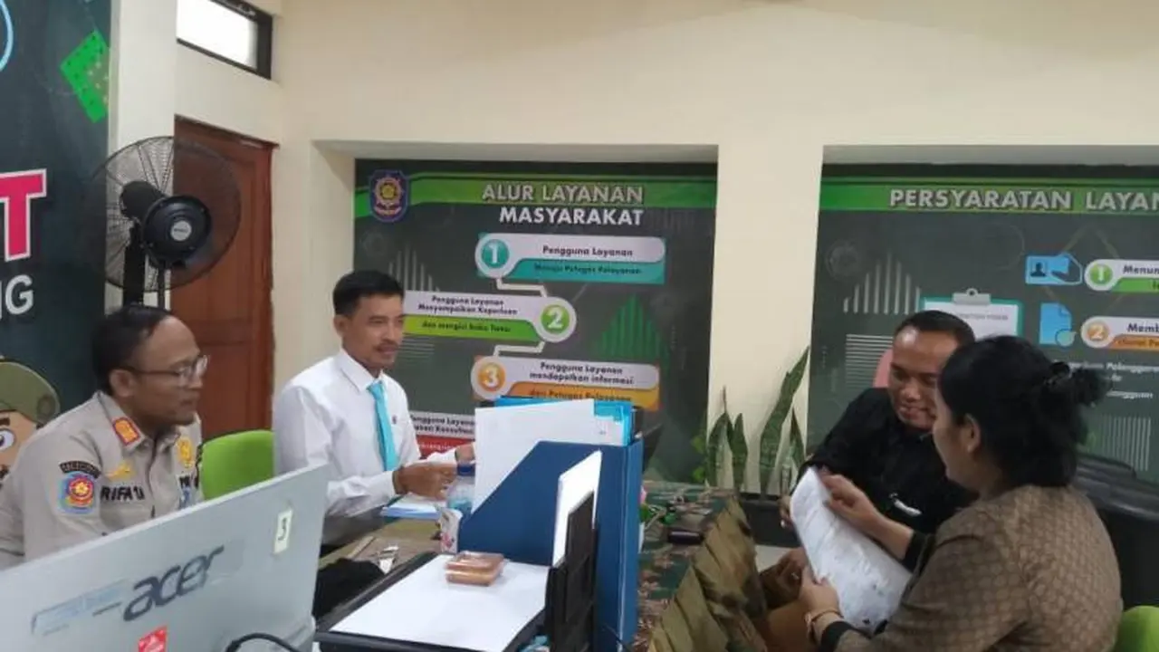 Satpol PP bekerjasama dengan dengan TNI dan Polres Metro Tangerang Kota membuka layanan aduan pemerasan Tunjangan Hari Raya (THR) di Kota Tangerang.