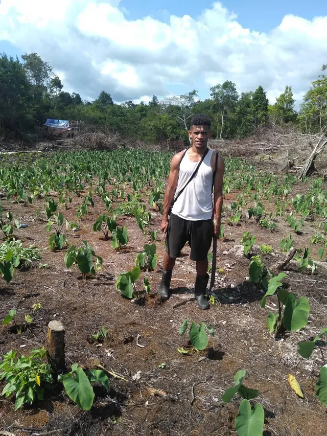 5 Potret Ricky Kambuaya saat Berkebun, Hobi di Luar Lapangan