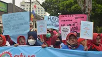 Buruh perempuan korban PHK Massal PT Masterindo Jaya Abadi menggelar unjuk rasa di depan Pengadilan Negeri Bandung, Jalan LLRE Martadinata, Kota Bandung, Kamis (29/9/2022). Liputan6.com/Dikdik Ripaldi