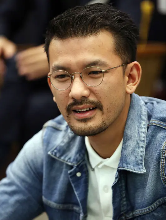 "‎Soalnya kan habis lahiran gitu, pakai gurita ya. Harus banyak diurut terus bikinin jamu-jamu gitu kan," ujar Rio. (Nurwahyunan/Bintang.com)