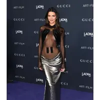 Kendall Jenner cantik dan seksi dalam gaun hitam-silver burcakyol untuk Lacma Art  [IG @burcakyol)