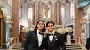 Sebagai sahabat sekaligus rekan sesama pembalap, Sean dipercaya menjadi saksi pernikahan pembalap Antonio Giovinazzi. Pembalap yang pernah turun di F1 sebagai driver Sauber tersebut tampil gagah dengan tuxedo hitam lengkap dengan dasi kupu-kupu. Penampilan Sean pun senada dengan Antonio. (Liputan6.com/IG/@gelaelized)