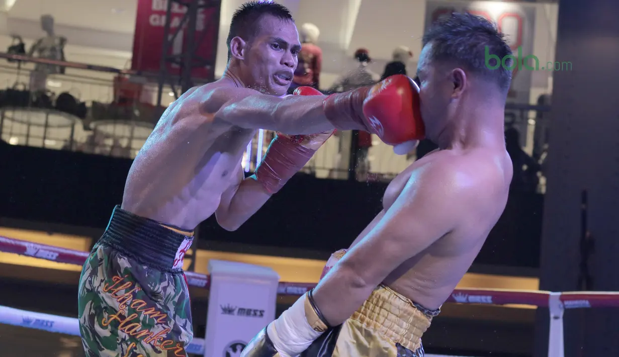 Ilham Leoisa (kiri) melakukan jabb ke wajah petinju Thailand, Paiboon Lorkham pada laga kelas Super-Lightweight Mahkota Boxing Super Series di Cilandak Town Square, Jakarta (10/3/2018). Ilham menang angka mutlak. (Bola.com/Nick Hanoatubun)