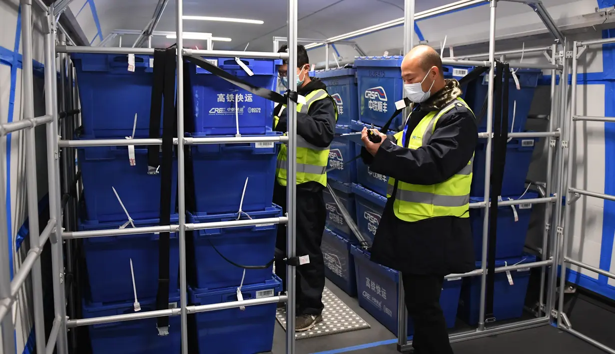 Para pekerja memeriksa paket di kereta peluru Fuxing di Stasiun Kereta Barat Beijing di Beijing, ibu kota China (1/11/2020). Otoritas perkeretaapian China meluncurkan layanan khusus pada Minggu (1/11), yang akan berlangsung hingga 20 November. (Xinhua/Zhang Chenlin)