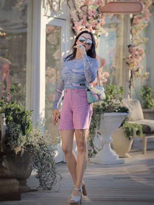 Vicky Shu terlihat sangat bahagia jalan-jalan bareng temannya di Los Angeles. Mulai dari berkeliling menggunakan mobil, hingga jalan kaki. Gaya OOTD-nya yang kekinian, membuat Vicky tak terlihat seperti ibu dua anak. (Liputan6.com/IG/@vickyshu)