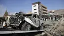 Personel keamanan Afghanistan membawa  kendaraan yang rusak setelah serangan bom mobil di Kabul, Afghanistan (13/11/2019). Setidaknya tujuh orang tewas dan tujuh lainnya luka-luka ketika sebuah bom mobil meledak pada jam sibuk pagi hari Kabul pada 13 November. (AP Photo/Rahmat Gul)