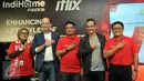 Ki-ka: Teni Agustini, Dian Rahmawan, Cam Walker, Mark Britt dan Joddy Hernady saat peresmian kerja sama Telkom dengan Iflix, Jakarta, Selasa (19/4/2016). (Liputan6.com/Johan Tallo) 