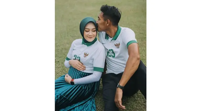 5 Potret Maternity Shoot Hansamu Yama dan Istri, Pakai Baju Timnas