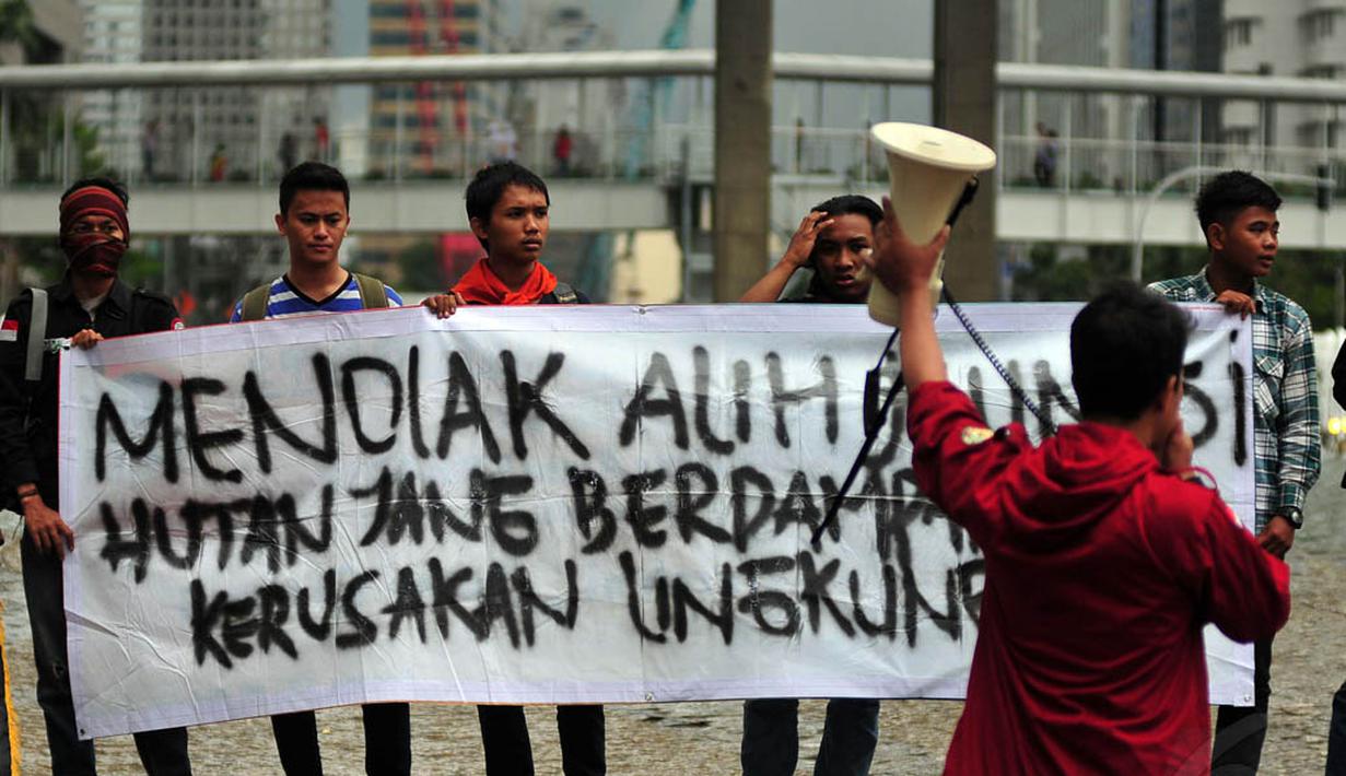 Aksi yang diikuti puluhan anggota Mapala itu mendesak pemerintah untuk segera menghentikan berbagai perusakan hutan di Indonesia, Jakarta, Jumat (12/12/2014). (Liputan6.com/Johan Tallo)