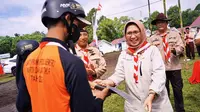 Wakil Bupati Lumajang Indah Amperawati  (Berkerudung) menerima secara simbolis alat pembangunan huntara dari Gerakan Pramuka Jatim (Istimewa)
