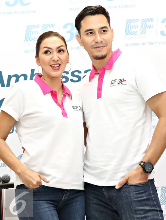 Brand Ambassadors EF English First Indonesia Donna Agnesia (kiri) dan Darius Sinathrya berpose saat acara konferensi pers 30 Tahun EF di Indonesia, Jakarta, (21/1). Donna dan Darius dipilih menjadi Brand Ambassadors EF. (Liputan6.com/Immanuel Antonius)
