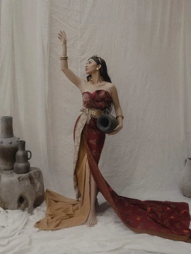 Inspirasi Pakaian Merah dari Ariel Tatum, credit: (@arieltatum)