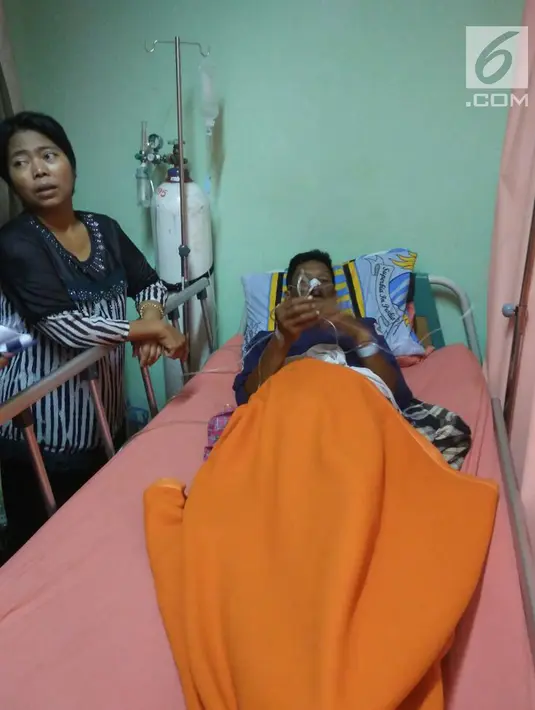 Seorang pria korban minuman keras buatan atau miras oplasan terbaring di rumah sakit di Cicalengka, Jawa Barat (11/4). Di Jawa Barat, ini merupakan kasus miras maut yang kelima sejak awal 2018. (Liputan6.com/Pool/Polda Jabar)