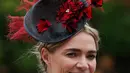 Model fashion Jodie Kidd berpose dengan topi atau fascinator unik bermotif bulu saat menghadiri ajang pacuan kuda Royal Ascot di Ascot, Inggris, Selasa (18/6/2019). Royal Ascot menjadi ajang bagi wanita Inggris untuk tampil dengan fascinator unik. (AP Photo/Alastair Grant)