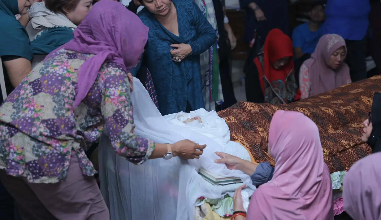 Susiana saat disemayamkan di rumah duka di Jalan H. Jian No. 22, Cipete, Kebayoran Baru, Jakarta Selatan. Almarhum akan dimakamkan di TPU Jeruk Purut, hari ini. (Andi Masela/Bintang.com)