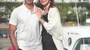 Di samping sang suami, terlihat Najwa Shihab memaddukan atasan kebaya sleeveless hitam dengan outer putih dan kain [@najwashihab]