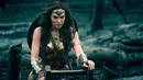 Aktris Gal Gadot saat memerankan Wonder Woman di film terbarunya. Film ini akan tayang di Amerika Serikat pada 2 Juni mendatang dan akan ditayangkan di Indonesia pada 31 Mei besok. (Clay Enos/Warner Bros. Entertainment via AP)