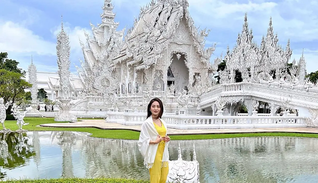 Beberapa waktu belakangan tengah menikmati liburan bersama ibundanya di Bali, kini Natasha Wilona tengah berada di Thailand. Dalam media sosial Instagramnya, ia banyak membagikan potretnya yang berada di Phuket hingga Chiang Rai. Abadikan potret di salah satu bangunan ikonik Negeri Gajah Putih, penampilannya dengan busana kuning ini menuai banyak sorotan. (Liputan6.com/IG/natashawilona12)