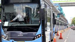 Deretan Bus Transjakarta mengantre di Terminal Blok M, Jakarta Selatan, Kamis (12/1). PT Transjakarta akan menambah 2.000 unit bus pada tahun ini, sehingga pada akhir tahun jumlah bus yang dimiliki bisa mencapai 3.300 unit. (Liputan6.com/Gempur M. Surya)