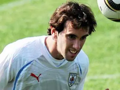 Bek Uruguay dan Villarreal Diego Godin bermain dengan bola di saat sesi latihan timnas di Johannesburg, 3 Juli 2010 jelang laga semifinal PD 2010 lawan Belanda di Cape Town. AFP PHOTO/ Rodrigo ARANGUA 