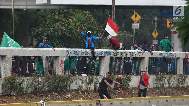 Polisi Tembakkan Gas Air Mata Bubarkan Demo Mahasiswa di Depan DPR
