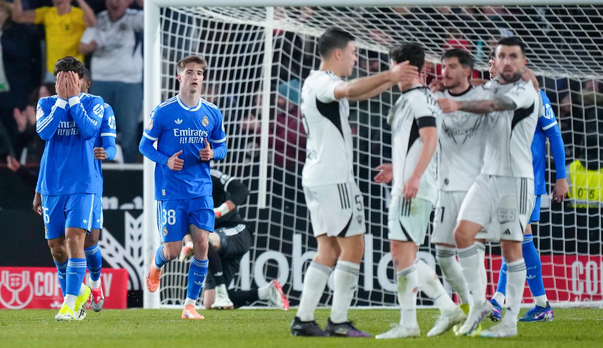 Gol-gol Albacete dicetak oleh Javi Villar (42') dan brace Jefte Betancor (82', 90+4'). Sementara Madrid sempat membalas melalui Franco Mastantuono (45+3') dan Gonzalo Garcia (90+1'). (AP Photo/Jose Breton)