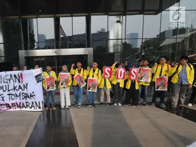 Perwakilan mahasiswa dari berbagai universitas melakukan aksi dukungan terhadap KPK di lobi Gedung Merah Putih, Jakarta, Kamis (12/9/2019). Aksi dilakukan sebagai bentuk penolakan terhadap perubahan Undang-undang Komisi Pemberantasan Korupsi atau revisi UU KPK. (merdeka.com/Dwi Narwoko)
