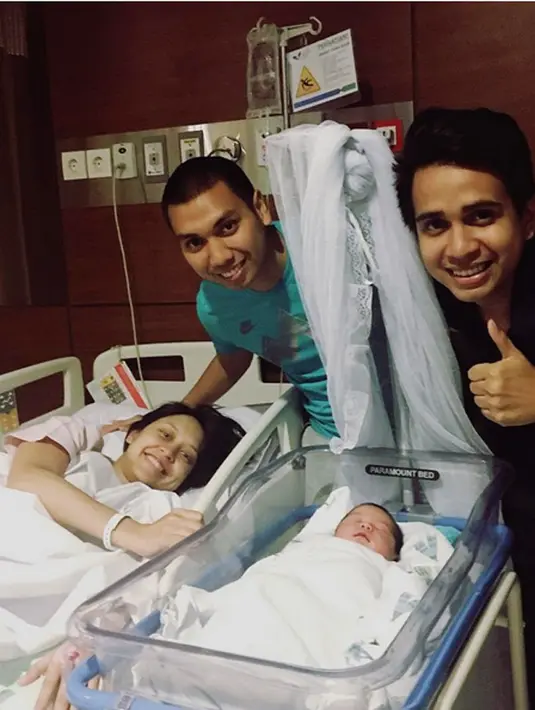 Kebahagiaan begitu terlihat jelas dengan kehadiran anggota baru tersebut. Pasalnya pasangan ini telah lama menanti kehadiran buah hatinya. (dok.Instagram)