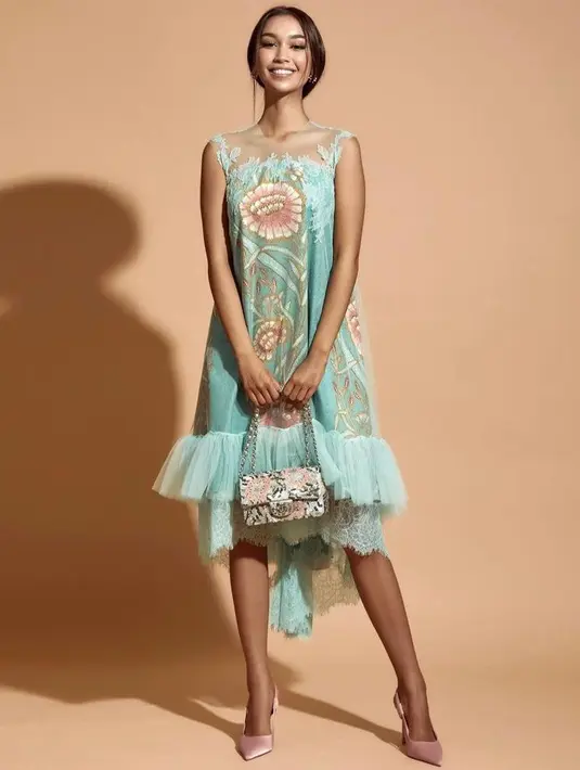 Cocok untuk pesta maupun kondangan, gaun cocktail batik Sophia Rogan dengan detail brokat pada leher dan material satin pada batin memberikan kesan minimalis dan elegan. (Instagram/ivan_gunawan).