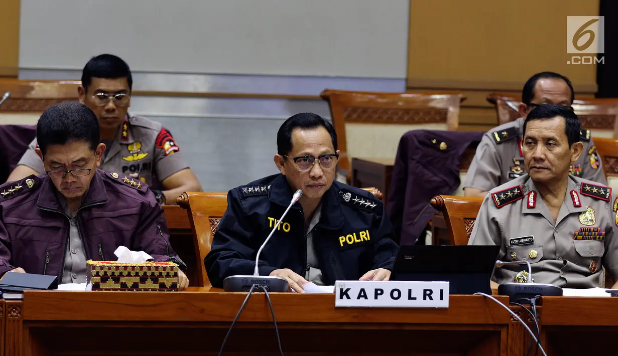 Kapolri Jenderal Pol Tito Karnavian mengikuti raker dengan Komisi III DPR di Gedung Nusantara II, Kompleks Parlemen, Senayan, Jakarta, Selasa (5/6). Rapat membahas Rencana Kerja Anggaran Kementerian/Lembaga (RKA K/L). (Liputan6.com/Johan Tallo)
