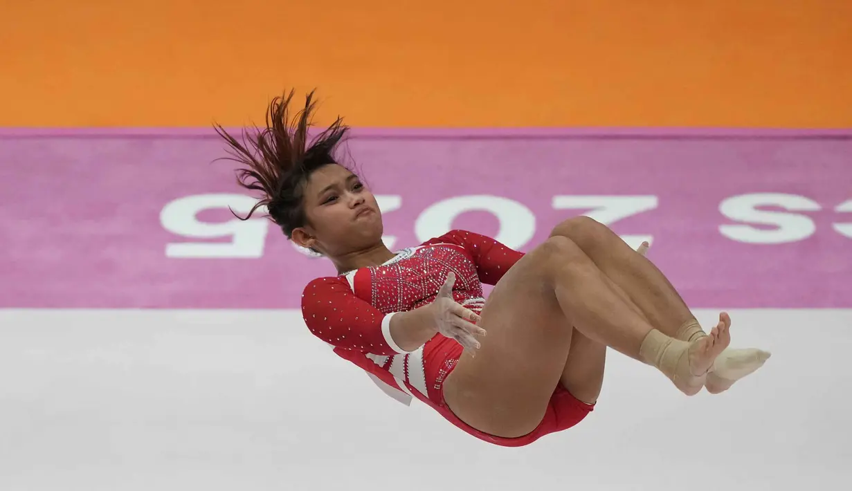 Para pesenam putri mulai bertanding pada babak kualifikasi untuk maju ke putaran final Kejuaraan Dunia Senam Artistik 2025. Begitu pula dengan tim gimnastik putri Indonesia. Beranggotakan Alarice Mallica Prakoso dan Salsabilla Hadi Pamungkas, tim gimnastik putri Indonesia melakoni debut di Kejuaraan Dunia Gimnastik 2025, Selasa (21/10/2025). Tampak dalam foto, pesenam putri Indonesia, Alarice Mallica Prakoso saat beraksi pada nomor senam lantai selama Kejuaraan Senam Artistik Dunia ke-53 di Jakarta, Indonesia, pada Selasa, 21 Oktober 2025. (AP Photo/Achmad Ibrahim)