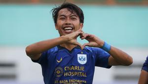 Bek PSIS, Riyan Ardiansyah merayakan gol kemenangan timnya saat melawan Persela dalam laga pekan pertama BRI Liga 1 2021/2022 di Stadion Wibawa Mukti, Cikarang, Sabtu (04/09/2021). PSIS menang 1-0. (Foto: Bola.com/Bagaskara Lazuardi)