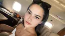 Nicole Parham berselfie saat berada di dalam pesawat. Nicole selalu cantik mengenakan pakaian apa saja. (Instagram/ nicoleparham_)