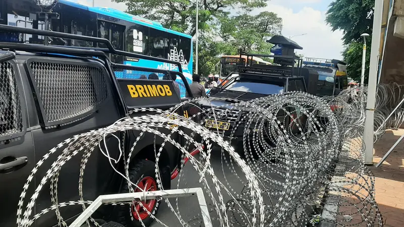 Kawat berduri dipasang di di depan akses jalan masuk ke Pengadilan Negeri Jakarta Timur tempat persidangan Rizieq Shihab. (Liputan6.com/Yopi Makkdori)