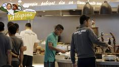 Abdu Lestaluhu saat menikmati makan siang bersama para pemain Thailand di Hotel Novotel, Filipina, (18/11/2016). (Bola.com/Nicklas Hanoatubun)