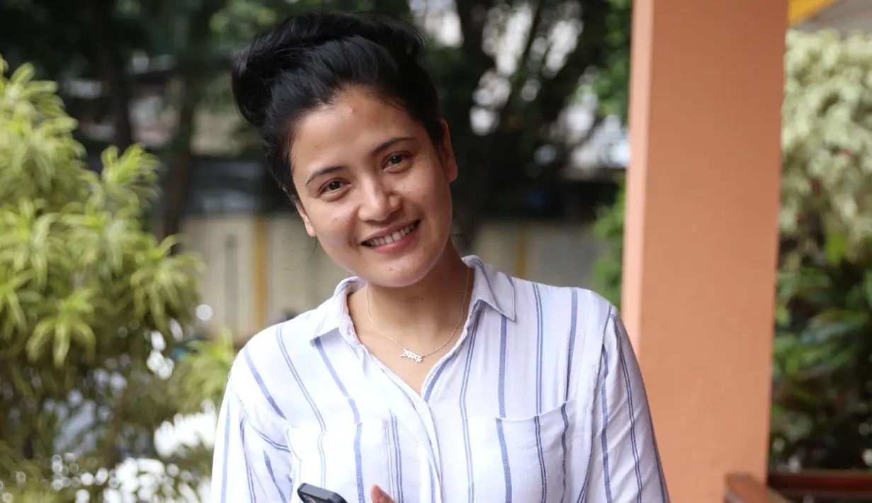 Seperti Rabu (14/2), beberapa pemain sinetron Anak Langit mengunjungi Yayasan Sasana Tresna Werdha, kawasan Ciracas, Jaktim. Diantaranya Fera Feriska, Fathir Muchtar, Marcella Daryanani, Mischa Chandrawinata, dan Cemal Faruk. (Nurwahyunan/Bintang.com)