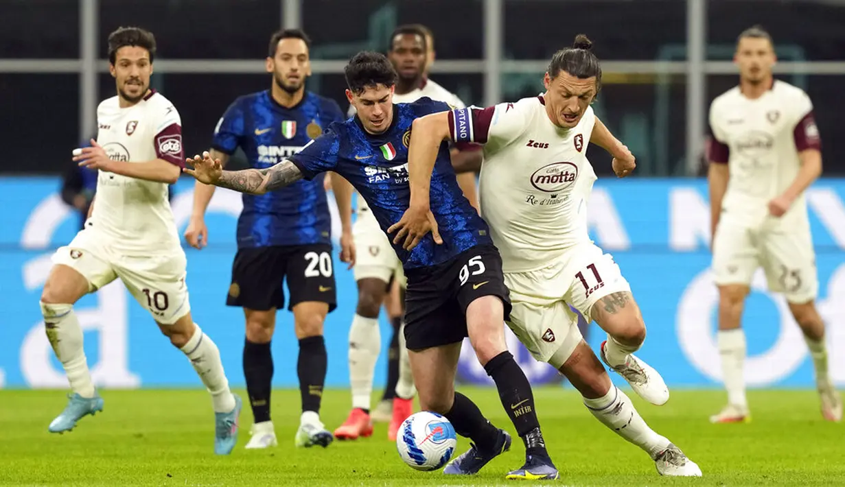 Pemain Inter Milan Alessandro Bastoni (kiri) berebut bola dengan pemain Salernitana Milan Duric pada pertandingan Liga Italia di Stadion San Siro, Milan, Italia, 4 Maret 2022. Inter Milan menang 5-0. (AP Photo/Antonio Calanni)