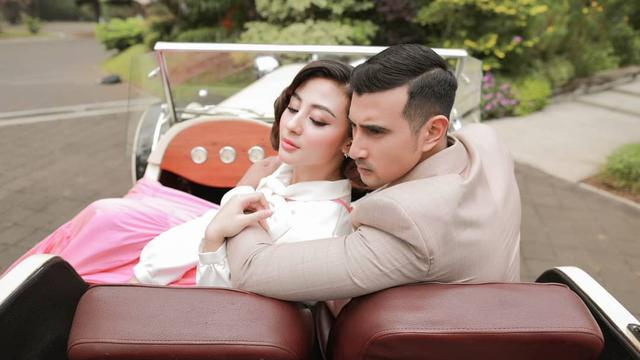 6 Pemotretan Terbaru Ali Syakieb dan Margin Wieheerm, Romantis Bergaya Klasik