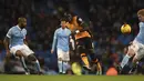 Pemain Hull City, Mohamed Diame (tengah)  menendang bola melewati para pemain Manchester City pada laga piala Liga Inggris di Stadion Etihad, Manchester, Rabu (2/12/2015). Manchester City menang 4-1. (AFP Photo/Paul Ellis)
