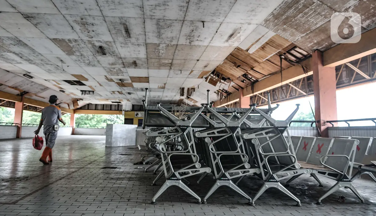 Petugas kebersihan melintas di lantai atas Terminal Kampung Rambutan yang sudah usang, Jakarta, Kamis (12/11/2020). Pemprov DKI Jakarta menganggarkan Rp 170 miliar untuk revitalisasi Terminal Kampung Rambutan yang telah diajukan pada Desember 2019. (merdeka.com/Iqbal Septian Nugroho)