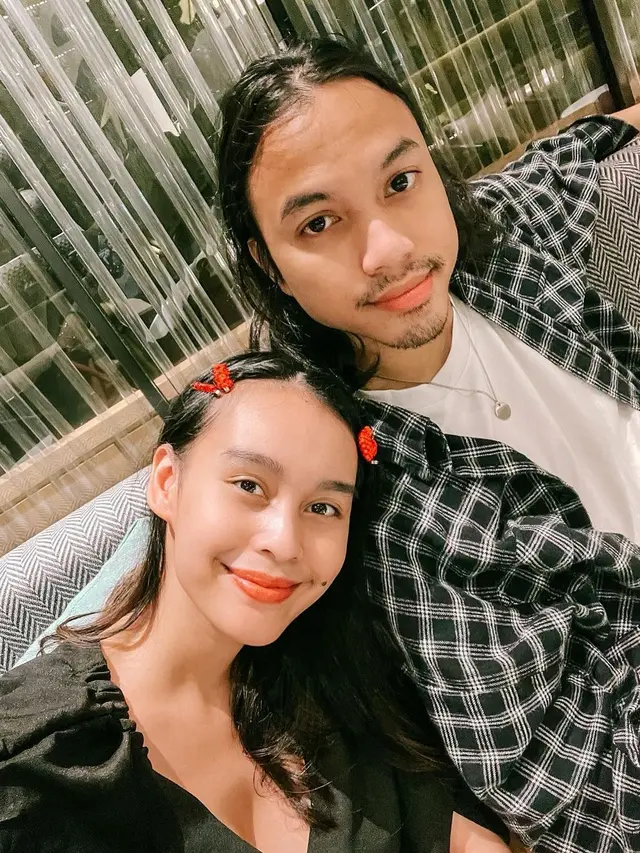 6 Potret Mesra Conchita Caroline dan Krishnamurti Rajasa, Bak Pasangan ABG