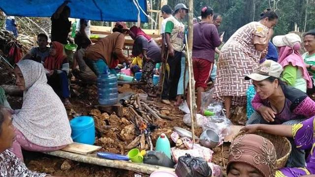 Belasan ibu rumah tangga di Wawonii, menginap di dalam kebun untuk menjaga alat berat yang menerobos.(Liputar6.com/Ahmad Akbar Fua)