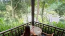 Enzy dan Molen memilih untuk menikmati honeymoon mereka di alam Bali. Enzy lewat unggahan beberapa foto di akun Instagram pribadinya, memperlihatkan keduanya dalam gaya kasual tiba di sebuah resort. Foto: Instagram.