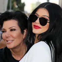 Dalam sebuah klip teaser Keeping Up With The Kardashians, Kris menceritakan pengalamannya membantu Kylie Jenner melahirkan. (DAVID BUCHAN / GETTY IMAGES NORTH AMERICA / AFP)