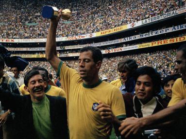 Carlos Alberto, yang mencetak salah satu gol terbaik sepanjang sejarah Piala Dunia saat menjadi kapten Brazil dan memenangi final 1970 saat melawan Italia. (AP Photo/Gianni Foggia)