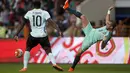 Pemain Portugal, Pepe (kanan) mencoba menghalau bola dari kejaran pemain Belgia, Romelu Lukaku pada laga persahabatan di Stadion Magalhaes Pessoa, Leiria, Portugal, Rabu (30/3/2016) dini hari WIB. (REUTERS/Rafael Marchante)