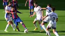 Bek Osasuna, Raul Navas (kiri) berebut bola dengan penyerang Barcelona, Lionel Messi pada pekan ke-11 Liga Spanyol 2020-2021di stadion Camp Nou, Minggu (29/11/2020). Barcelona berhasil pesta gol 4-0 saat menjamu Osasuna. (LLUIS GENE / AFP)