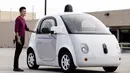 Operator kendaraan Google Reko Ong berdiri di samping sebuah prototipe kendaraan self-driving Google sendiri selama preview media kendaraan otonom Google saat ini di Mountain View, California, AS (29/9/2015). (REUTERS/Elia Nouvelageuvelage)